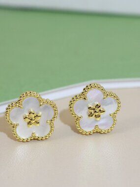 Van Cleef & Arpels White Earrings ✨